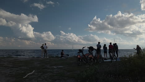 Amplia-Vista-De-Una-Pequeña-Multitud-De-Ciclistas-Reunidos-Junto-Al-Lago-Ontario.