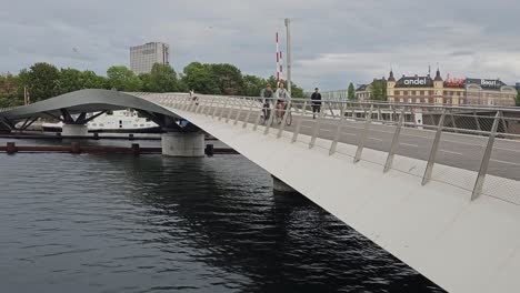 Moderne-Fußgänger--Und-Fahrradbrücke-über-Einen-Kanal