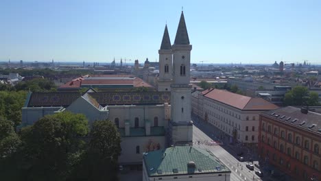 Perfecta-Vista-Aérea-Superior-Vuelo-Iglesia-St-Ludwig-Ciudad-Munich-Alemania-Bávaro,-Verano-Soleado-Cielo-Azul-Día-23