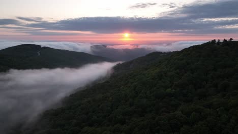 Luftaufnahme-Bei-Sonnenaufgang-In-Den-Appalachen-In-Der-Nähe-Von-Boone-And-Blowing-Rock,-North-Carolina,-North-Carolina
