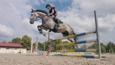 Pferd-Springt-über-Hürden,-Weibliches-Jockeytraining-Und-Reiten-Auf-Pferd,-Seitenansicht