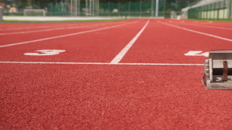 Pista-De-Atletismo,-Línea-De-Salida,-Parrilla-De-Salida,-Tiro-A-Nivel-Del-Suelo