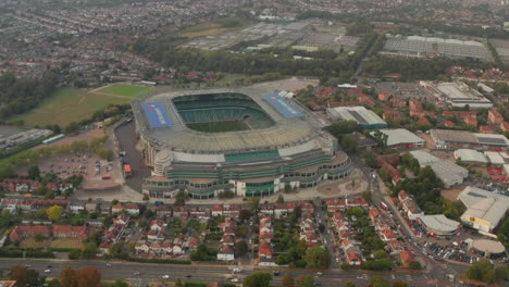 Kreisende-Luftaufnahme-Des-Twickenham-Stadions-In-London