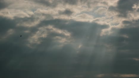 Sonnenstrahlen-Brechen-Durch-Wolken