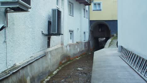 Agua-De-Hallstatt-Que-Fluye-Por-Un-Canal-Artificial-Entre-Edificios,-Estática,-Día