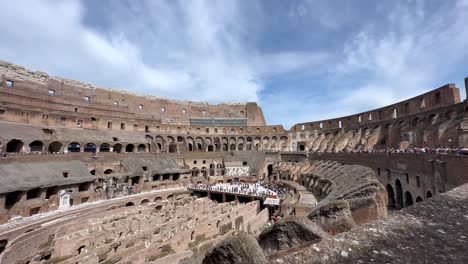 Aus-Dem-Inneren-Des-Kolosseums-Blickt-Die-Kamera-Auf-Die-Überreste-Der-Antiken-Bühne