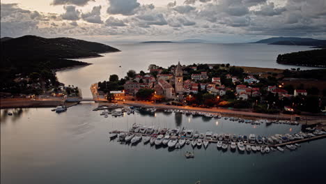 Atemberaubender-Filmischer-Hyperlapse-Des-Küstendorfes-Osor-In-Kroatien-In-Der-Abenddämmerung-Am-Dock