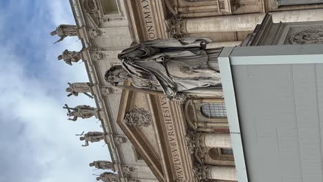 Toma-Panorámica-Vertical-De-Una-Estatua-Fuera-Del-Vaticano.