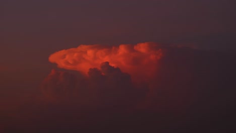 Increíble-Y-Vibrante-Movimiento-De-Nubes-Cumulonimbus-En-El-Cielo-Crepuscular-Al-Atardecer