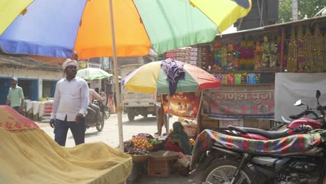 Vegetable-street-vendors-during-summer-heat-wave