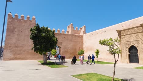 Straßenszene-In-Rabat:-Einheimische-Und-Touristen-Am-Historischen-Bab-El-Had-Gateway