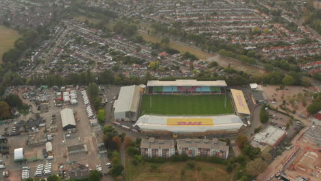 Kreisende-Luftaufnahme-Des-Twickenham-Stoop-Stadions-In-London