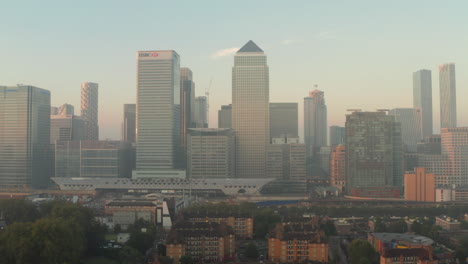 Toma-Aérea-Deslizante-De-Los-Rascacielos-De-Canary-Wharf-Desde-Poplar-Al-Amanecer.