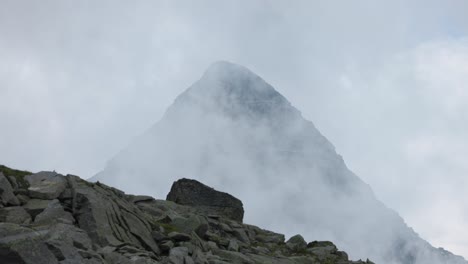 Vista-Panorámica-De-La-Densa-Niebla-En-Las-Montañas-Rocosas-De-Valmalenco,-Italia