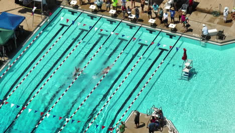 Nadadores-Nadando-En-Espalda-En-La-Piscina-En-La-Competición-De-Natación-En-Verano