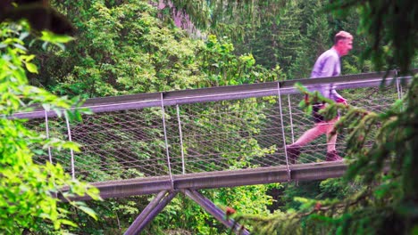 Menschen,-Die-über-Eine-Metallbrücke-Auf-Dem-Passerschluchtweg-Gehen,-Befinden-Sich-Im-Passeiertal-In-Südtirol,-Italien