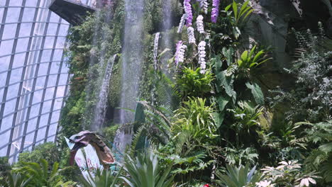 Zeitlupe-Des-Wasserfalls-In-Den-Gärten-An-Der-Bucht-In-Singapur