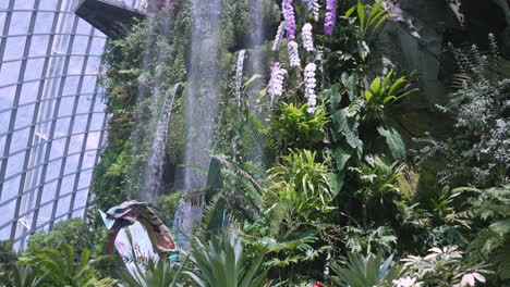 Cámara-Lenta-De-La-Cascada-En-Los-Jardines-Junto-A-La-Bahía-En-Singapur