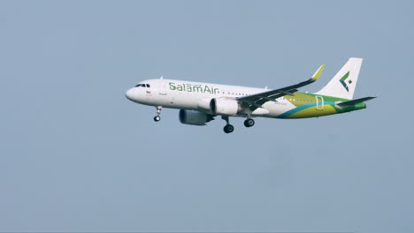 Salamair-A320-Bereitet-Sich-Auf-Die-Landung-Am-Flughafen-Suvarnabhumi,-Thailand-Vor