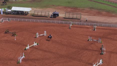 Vista-Aérea-Del-Emocionante-Evento-De-Salto-De-Caballo