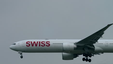 Swiss-Air-Boeing-777-Bereitet-Sich-Auf-Die-Landung-Am-Flughafen-Suvarnabhumi,-Thailand-Vor