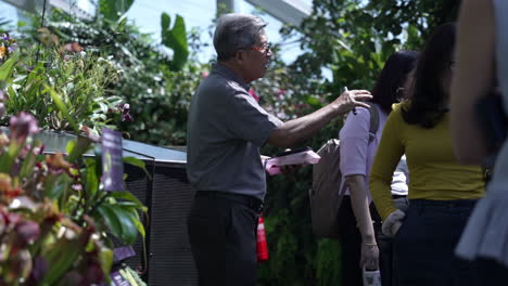 Guía-Turístico-Presentando-La-Exposición-A-Los-Turistas-En-Los-Jardines-Junto-A-La-Bahía-En-Singapur.