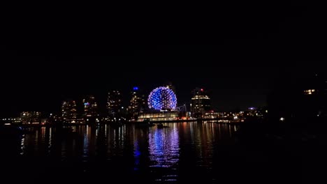 Wunderschöne-Nachtansicht-Von-Vancouver,-Kanada,-Mit-Hochhäusern-Und-Wasser-Mit-Lichtreflexion-Im-Vordergrund
