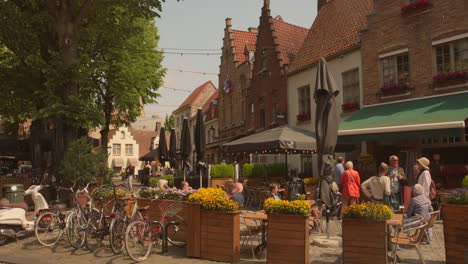 Escena-De-Gente-En-El-Centro-Histórico-De-La-Ciudad-Medieval-De-Brujas-En-Bélgica.