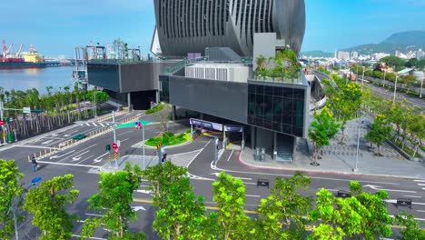 Drone-Inclinado-Hacia-Arriba-De-La-Impresionante-Y-Moderna-Terminal-De-Cruceros-Del-Puerto-De-Kaohsiung-Contra-El-Cielo-Azul-En-Taiwán