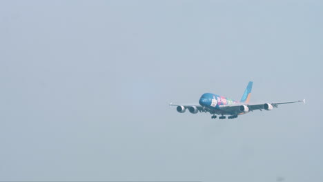 Emirates-Airbus-A380-Aterrizando-En-El-Aeropuerto-De-Suvarnabhumi-En-Bangkok,-Tailandia,-Con-Las-Ruedas-Hacia-Abajo