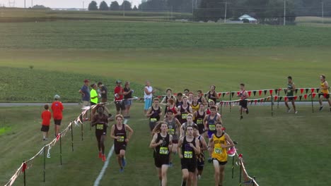 Cross-Country-Rennen-Für-Teenager-Und-High-School-Jungen-In-Amerika