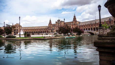 Botes-De-Remos-Sobre-El-Canal-En-La-Plaza-De-España-En-Sevilla,-España