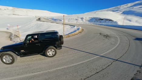 FPV-Luftdrohne-Fliegt-über-Eine-Malerische-Bergstraße-In-Der-Winterlandschaft-Der-Pyrenäen