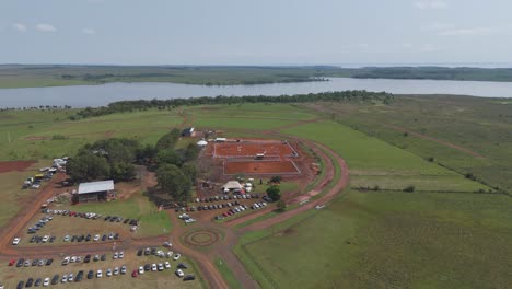 Vista-De-Drones-Del-Establo-De-Caballos-Con-Jinetes