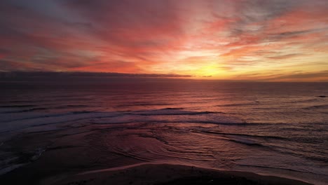 Menschen-Beobachten-Den-Sonnenuntergang-Am-Surfers-Point-Beach,-Prevelly-Area,-Westaustralien
