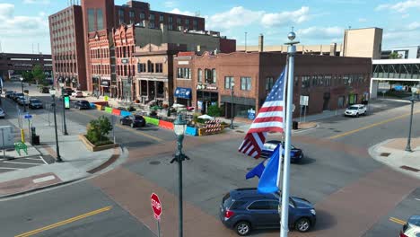 Banderas-De-Estados-Unidos-Y-Minnesota-Tejiendo-En-La-Plaza-De-Saint-Cloud,-Minnesota