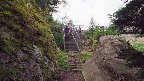 Dies-Ist-Ein-Teil-Der-Passerschlucht-Mit-Metalltreppen