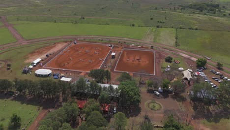 Vista-De-Drone-Del-Establo-De-Caballos-Saltos-Equitación