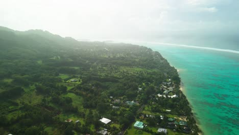 La-Luz-Del-Amanecer-Brilla-Sobre-La-Laguna-Muri-En-Rarotonga,-Islas-Cook.