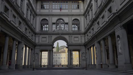 Patio-De-La-Galería-De-Los-Uffizi,-Un-Museo-De-Arte-Ubicado-Junto-A-La-Piazza-Della-Signoria-En-El-Centro-Histórico-De-Florencia.