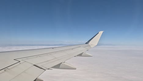 Aus-Dem-Fenster-Eines-Flugzeugs-Schauen-–-Vorfreude-Auf-Den-Urlaub