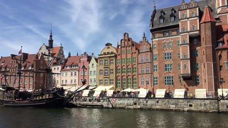 Schwenk-über-Danzig,-Polen-Mit-Dem-Fluss-Stara-Motlawa-Mit-Historischen-Schiffen,-Die-An-Sonnigen-Sommertagen-Touren-Für-Touristen-Anbieten