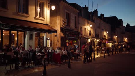 Noche-De-Verano-En-Un-Pequeño-Pueblo,-Gente-Sentada-En-Restaurantes-Locales.