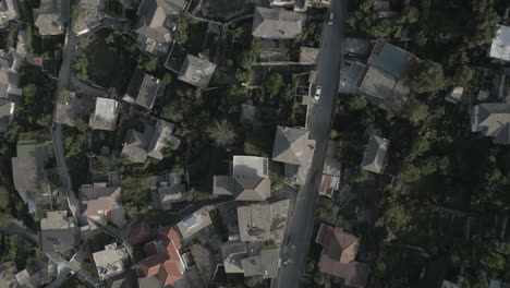 Drone-De-Arriba-Hacia-Abajo-Disparado-Sobre-La-Ciudad-Gjirokaster-Albania-En-Un-Día-Soleado-Casas-Blancas-Debajo-Mirando-Hacia-El-Registro-De-Las-Calles