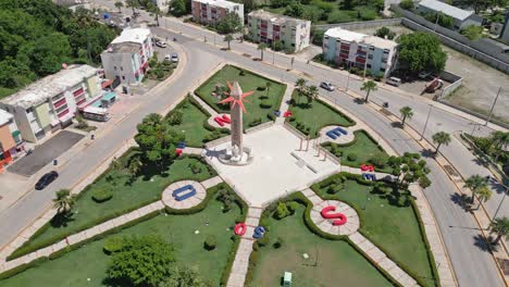 Aerial-top-down-shot-of-Plaza-LOS-DESORIENTADOS-park-with-tower-and-compass-sign-in-city-of-San-Juan,-Dominican-Republic