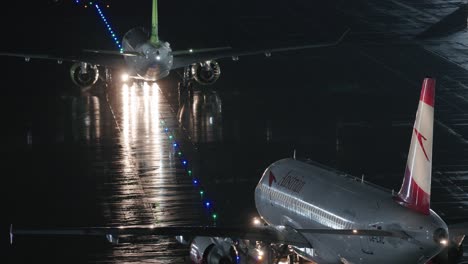 Der-Airbus-Drängte-Sich-In-Der-Nacht-Hinter-Andere-Flugzeuge-Zurück