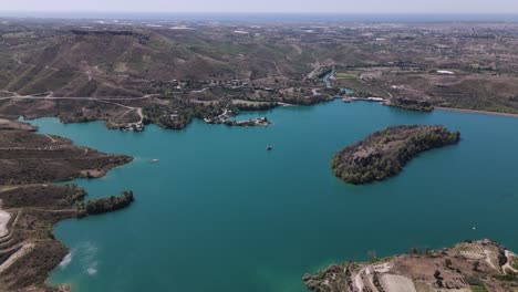 Vista-Aérea-Sobre-El-Impresionante-Lago-Verde-En-El-Valle-De-Las-Montañas-Tauro,-Pavo