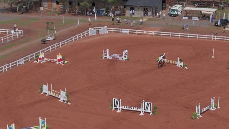 Jinete-Realizando-Saltos-En-El-Granero-De-Salto-De-Caballo-Vista-Aérea-Del-Emocionante-Evento-De-Salto-De-Caballo