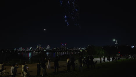 Espectáculo-De-Luces-Con-Drones-Y-Parque-Ttukseom-Hangang-En-Seúl-Por-La-Noche