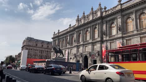 Fachada-Del-Munal-Por-Calle-Tacuba,-Perspectiva-Timelapse